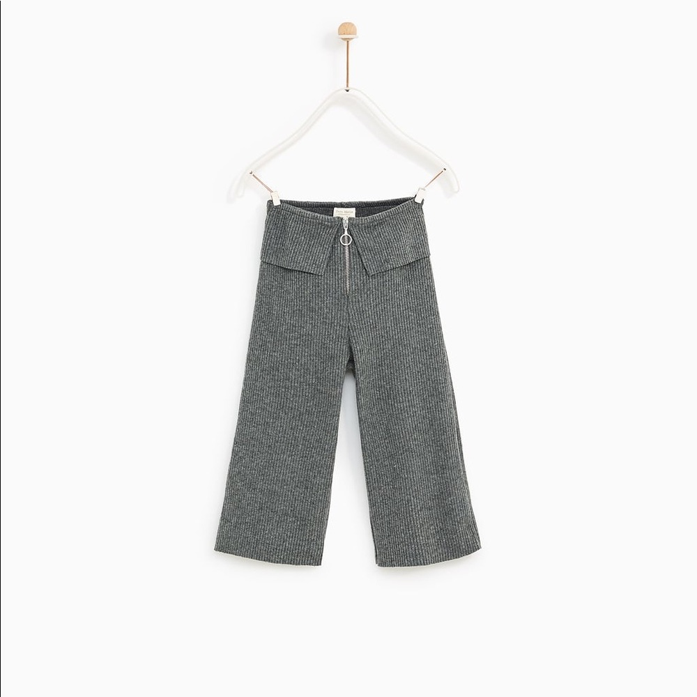 Ribbed trousers with zip
